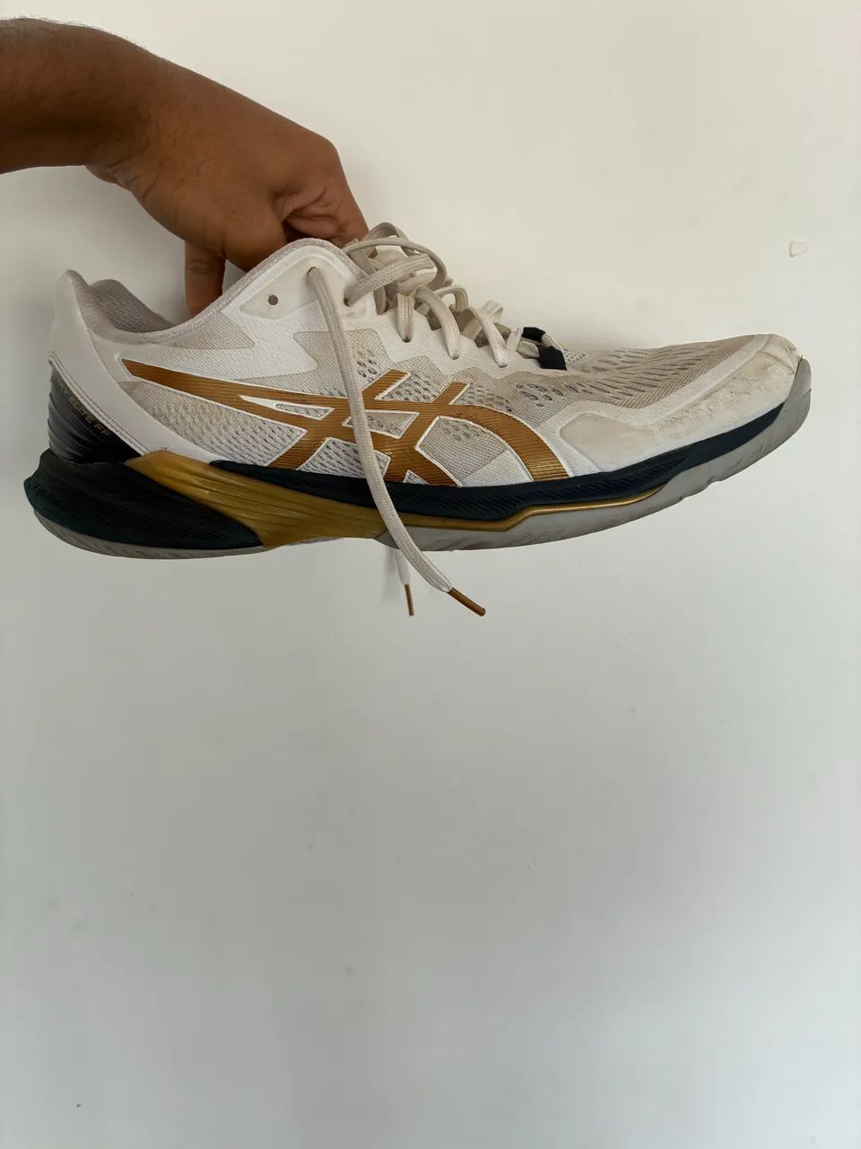 asics sky elite ff 3 branco com dourado - Foto 2
