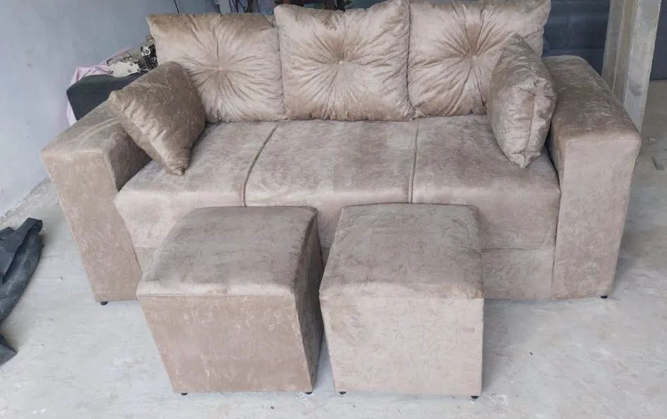 Super promoção sofá três lugares mais puffs novos e completos, várias cores  - Foto 2