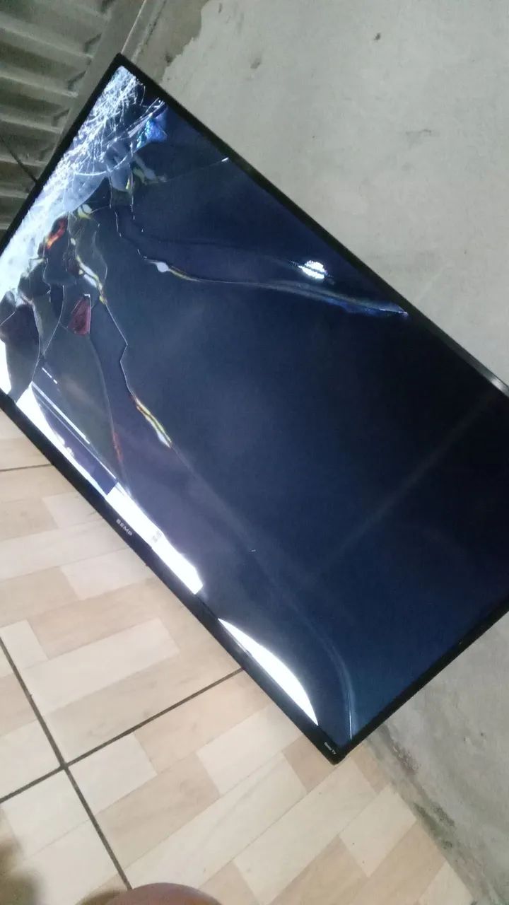 TV TCL Quebrada/retirada de peças ou alguém que tem condições de arrumar.  - Foto 2