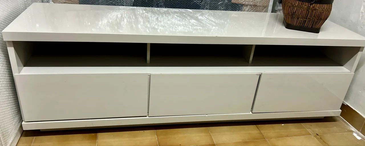 Rack laqueado na cor bege com 3 gavetas e vidro  - Foto 4