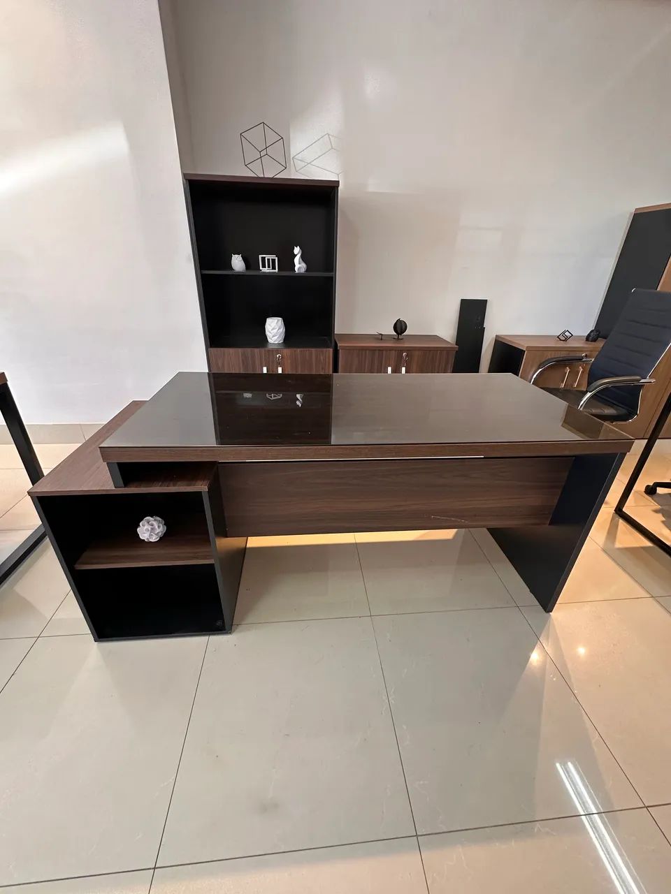 MESA DE ESCRITORIO COM GAVETEIRO E TAMPO DE VIDRO LOJA IKONOFFICE  - Foto 3
