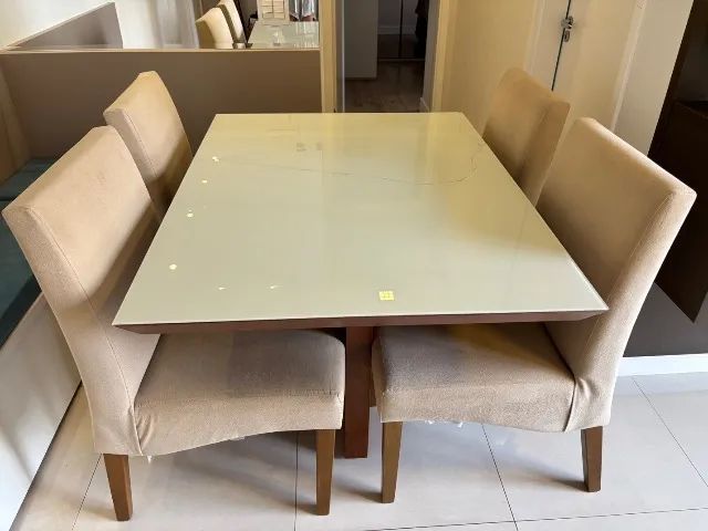 Mesa de Jantar com 4 Cadeiras Estofadas - Tampo trincado - Foto 2