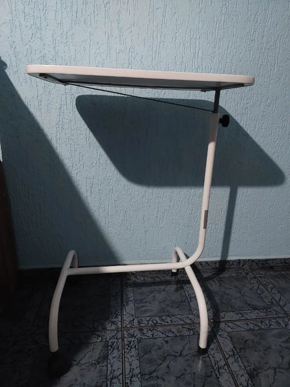 Mesa Hospitalar para refeições e notebook