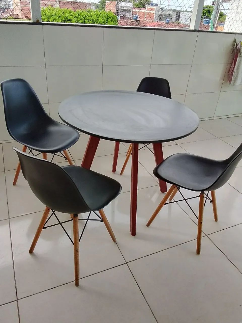 Conjunto de mesa de jantar com quatro cadeiras 