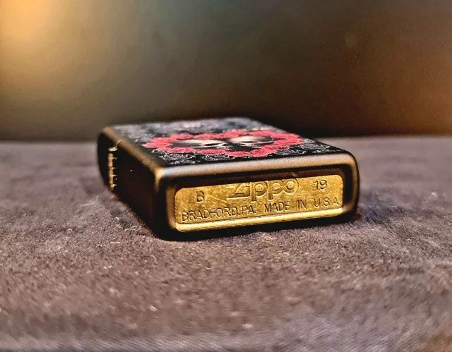 ZIPPO ANNE STOKES COLLECTION "Skull Red Roses Heart" - Foto 3