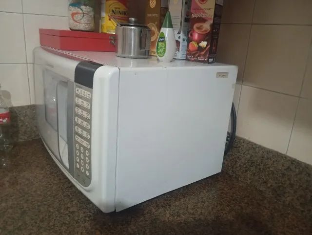 Microondas Eletrolux 31 litros usado - Foto 2