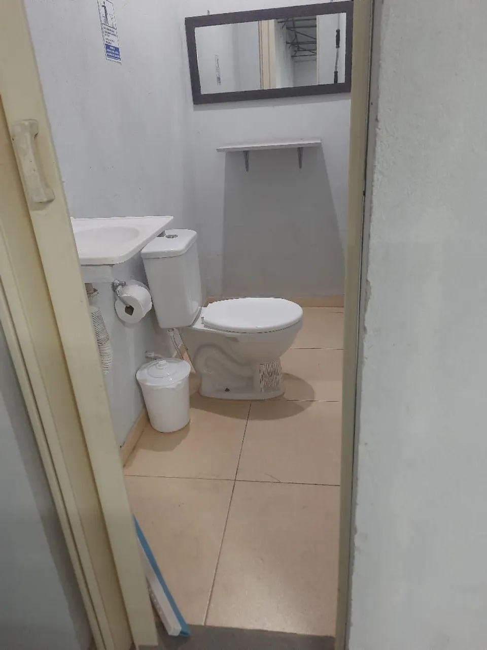 Oportunidade Galeria com 5 lojas e 1 salão de festas - Foto 5