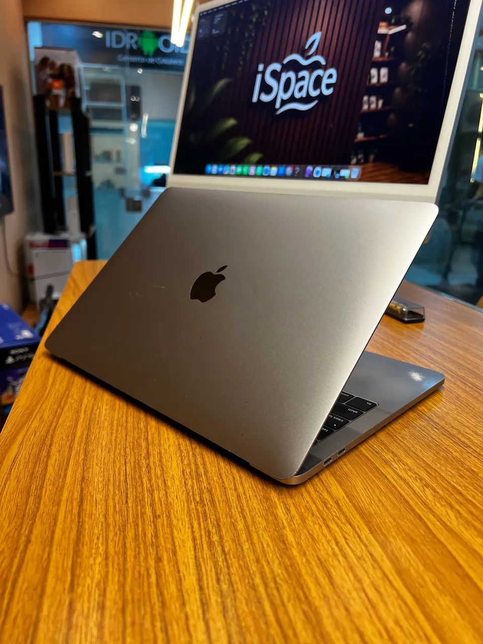 (Vendo ou troco) MacBook Pro 2018 16GB ram 256gb TouchBar - Foto 2