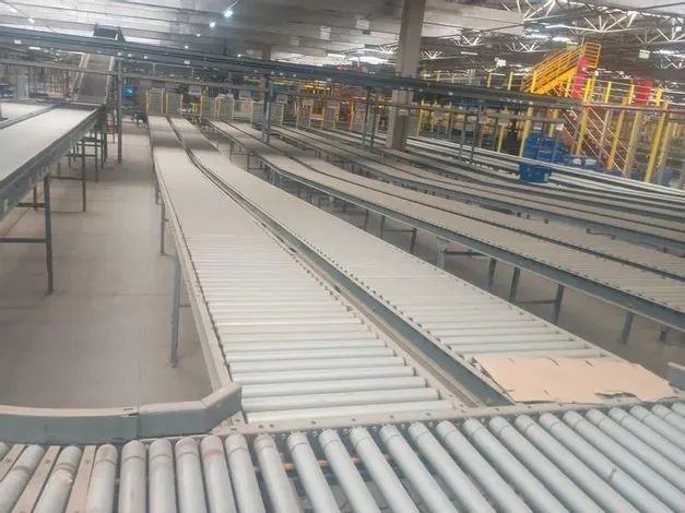 01 SISTEMA TRANSPORTADOR COMPOSTO POR: ESTAÇÕES DE TRABALHO, ENFARDADORA, DIRECIONAMENTOS?