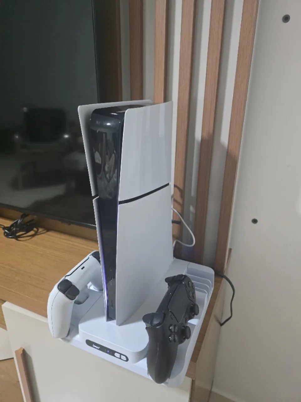 PS5 SLIM DIGITAL 1TB + 2 CONTROLES - - Foto 2