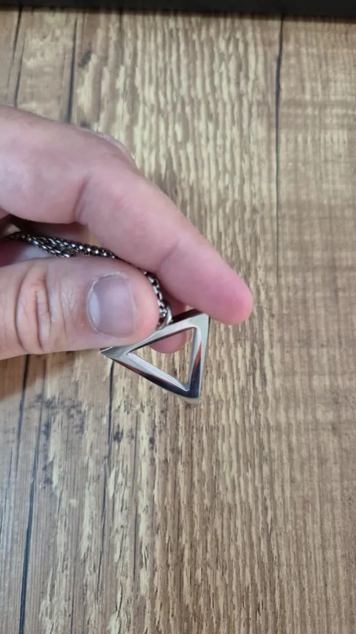 Colar com pingente de triângulo - Foto 2