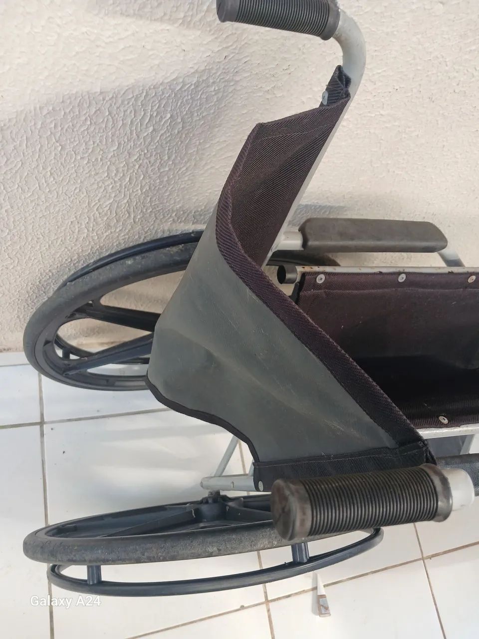 Vendo cadeira d rodas  - Foto 3
