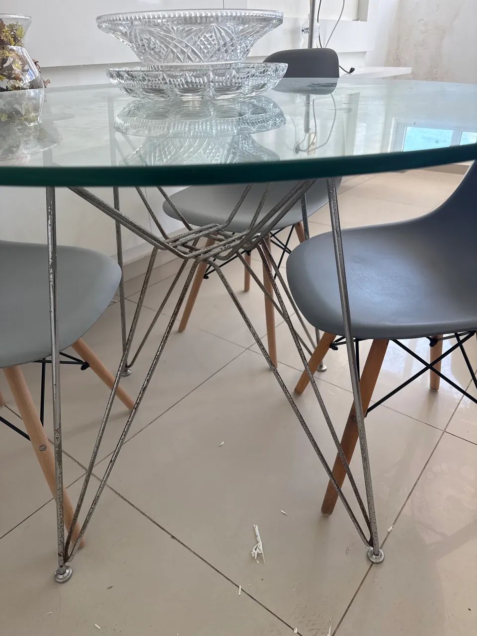 Mesa de vidro redonda 1,20m com 3 cadeiras Eames - Foto 2