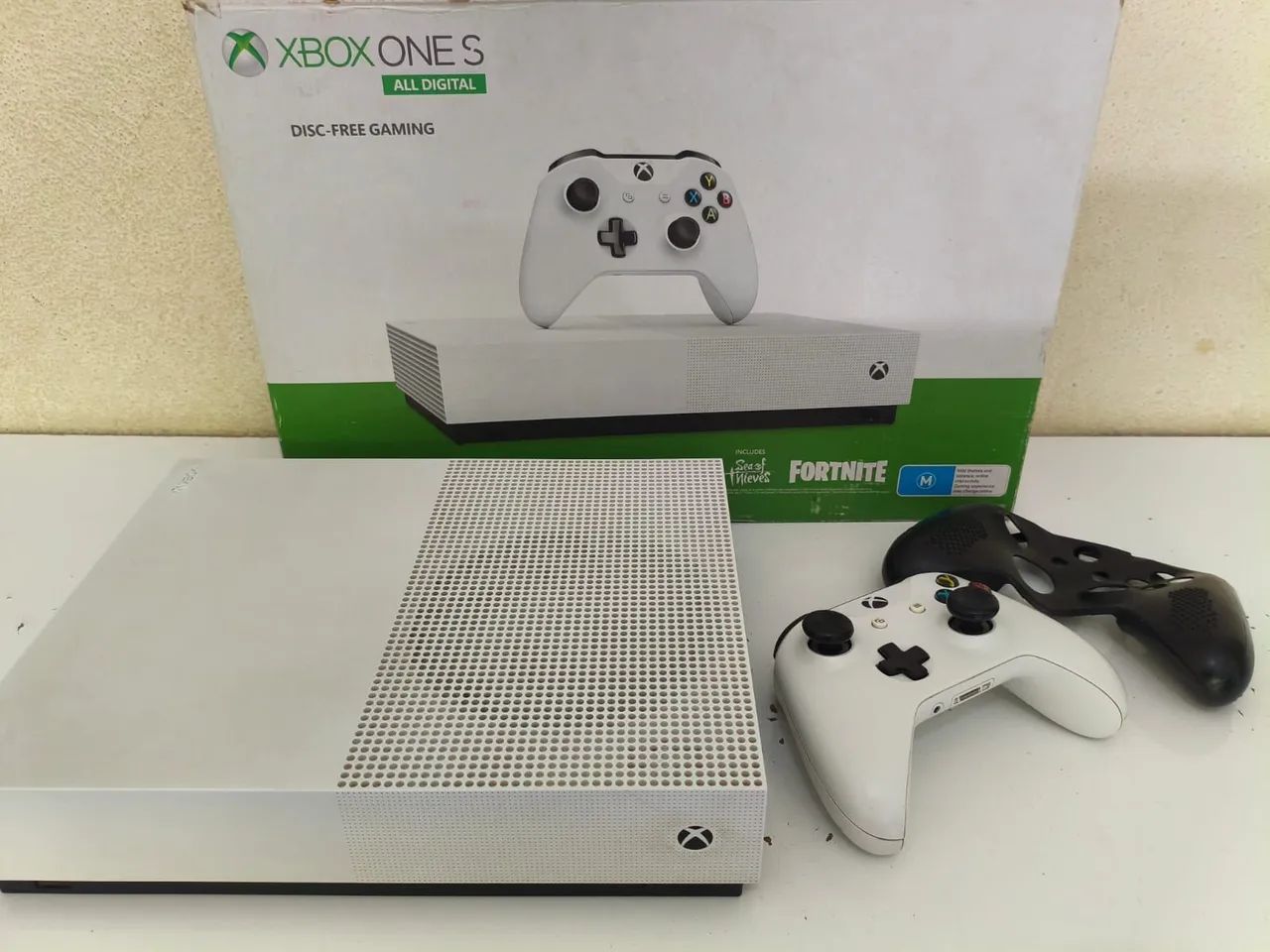 Xbox One S All Digital 1TB em ótimo estado