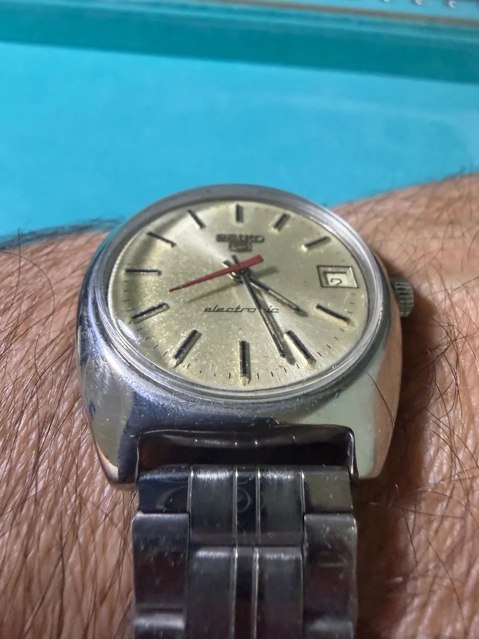 Seiko 5 Electronic - dourado com ponteiro vermelho - Foto 5