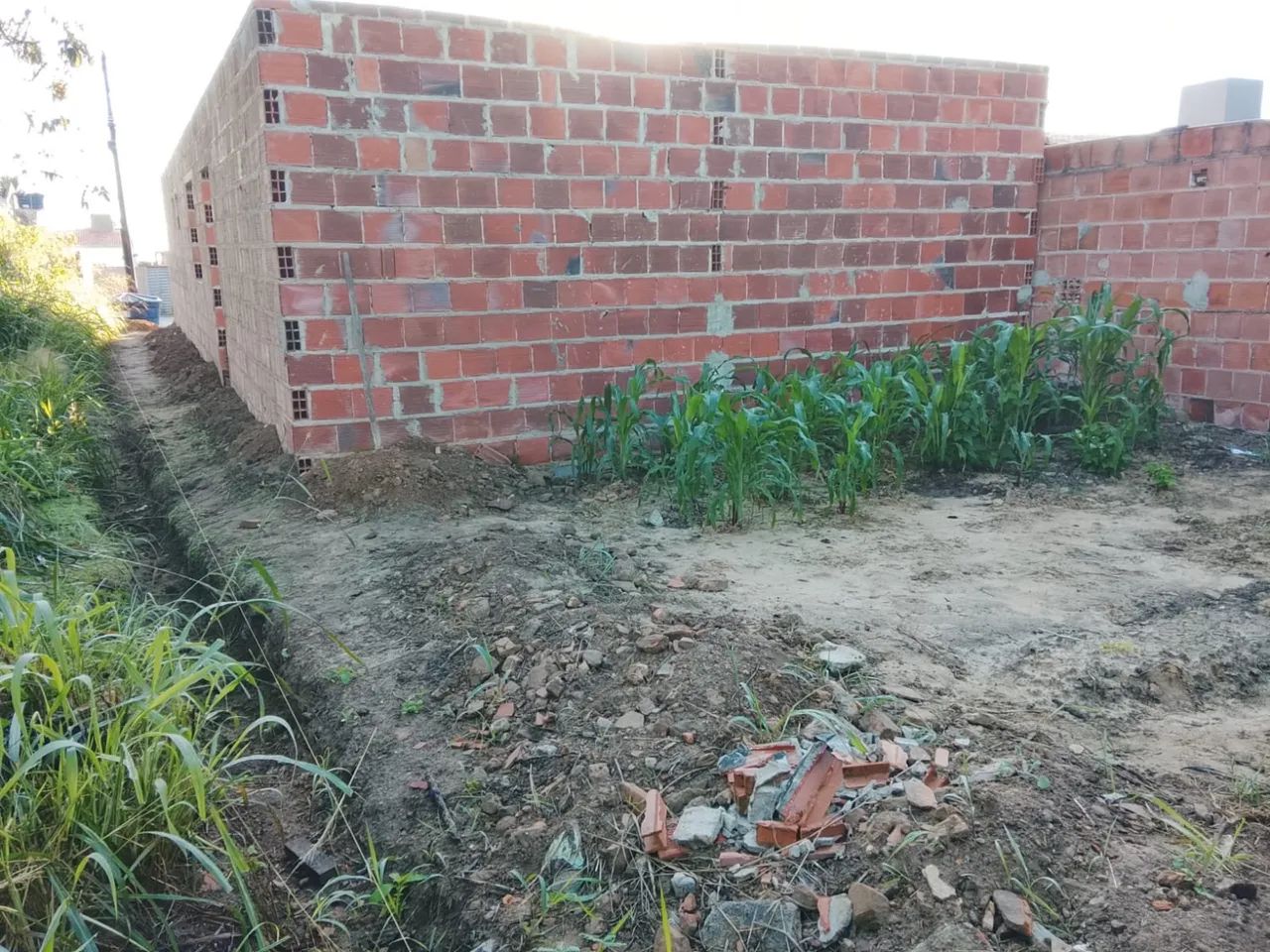 Vendo um terreno com uma casa em construção 