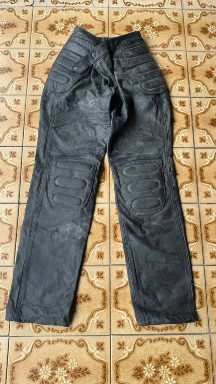 CALÇA DE MOTOCICLISTA DE COURO PRETA