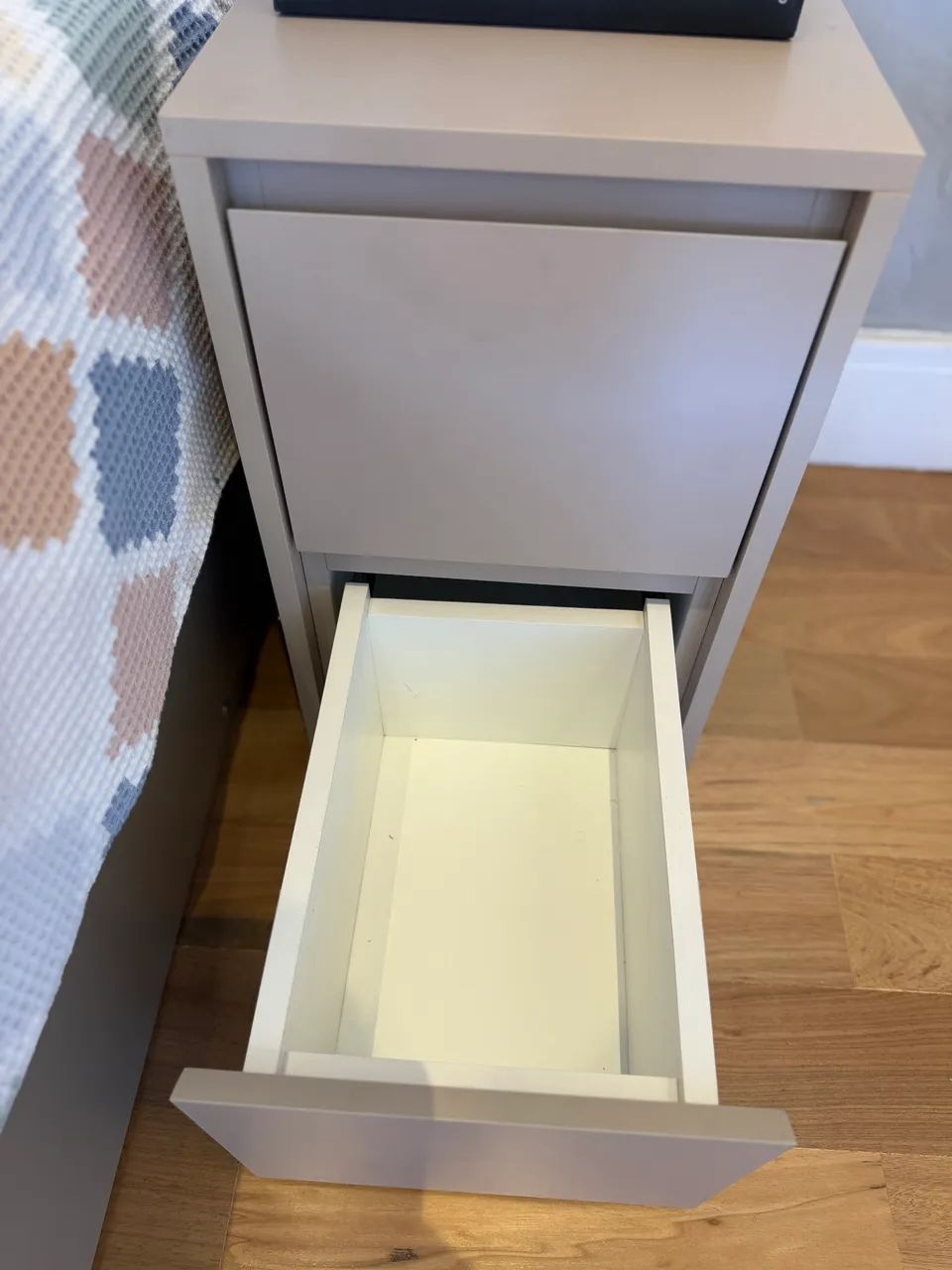 Mesa de cabeceira com duas gavetas  - Foto 5