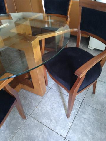 Mesa de vidrobredonda pes de madeira com 5 cadeiras estofadas de madeira - Foto 2