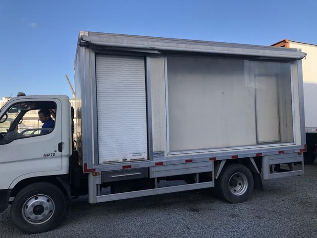 Bau loja de roupas itinerante