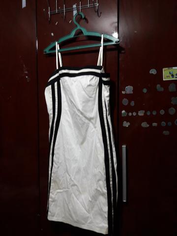 Vestido branco com listra preta
