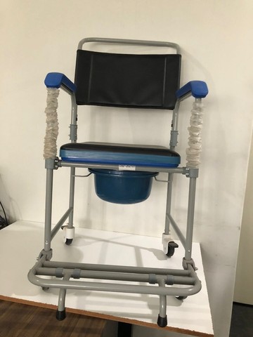 Cadeira de rodas higiênica Dellamed D50 serve para banho e movimentação interna. - Foto 2