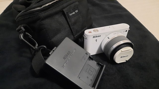 Camera nikon 1 j1 branca, carregador de bateria, case. - Foto 2