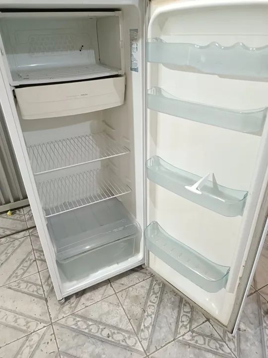 Geladeira Eletrolux d?gelo fácil bem conservada  - Foto 2