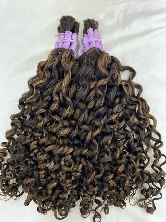 Cabelo cacheado moreno iluminado 