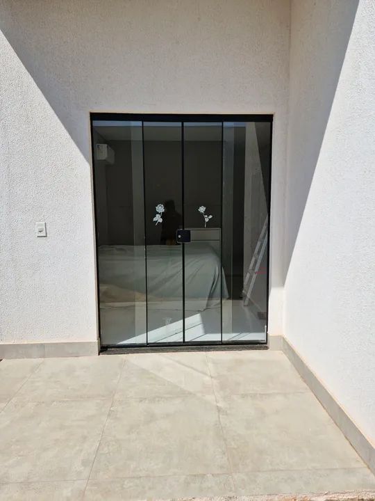 Porta de vidro com design moderno para sua casa! - Foto 2