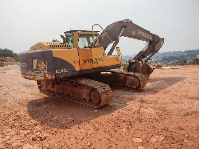ESCAVADEIRA VOLVO EC 240
