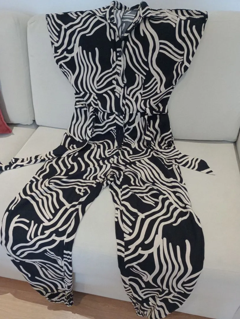 Macacão em Viscose com Estampa Abstrata