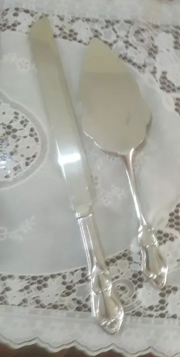 CONJUNTO ANTIGO DE ESPÁTULA E FACA SEM CORTE PARA BOLOS, TORTAS DOCES, TODA TRABALHADA  - Foto 2