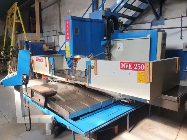 Fresadora CNC Veker Mod MVK-2500 Siemens 802D Ano 2011