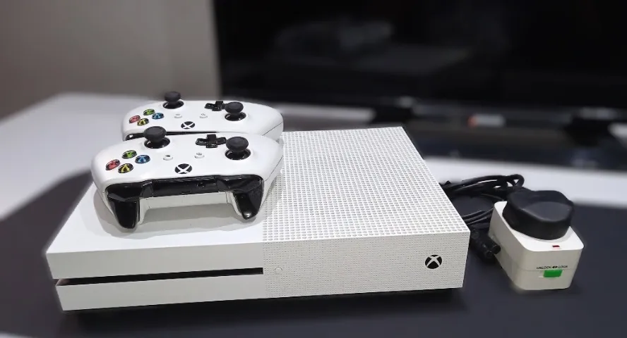 XboxOne S - 1Tb / 2 controles