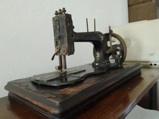 Maquina Costura Antiga - Foto 2