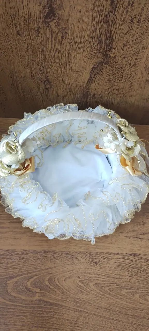 Cesta Porta Alianças Decorada com Flores Douradas - Foto 3