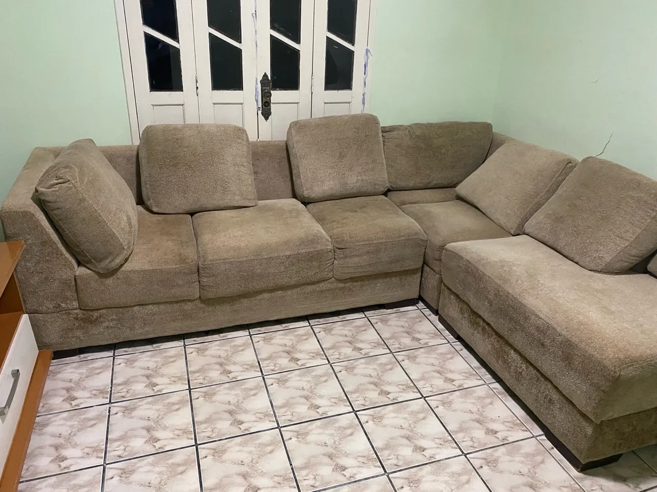 Sofá de canto espaçoso e confortável