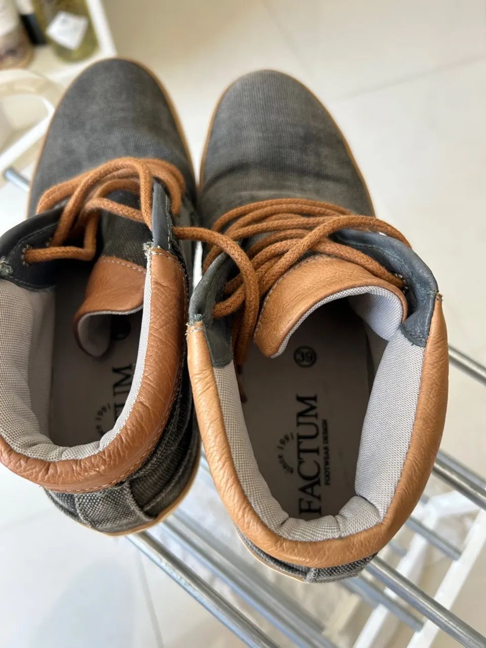 Botinha Casual Cinza com Detalhes em Marrom - Foto 3