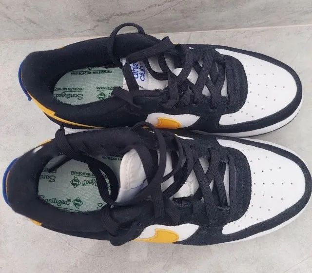 Tênis Nike Air Force 1 Low GS Athletic Club Black University Gold - Foto 5