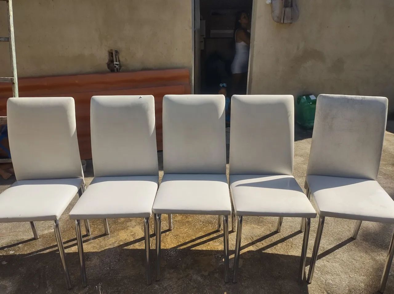 Mesa de vidro, com o conjunto de 6 cadeiras brancas  - Foto 5