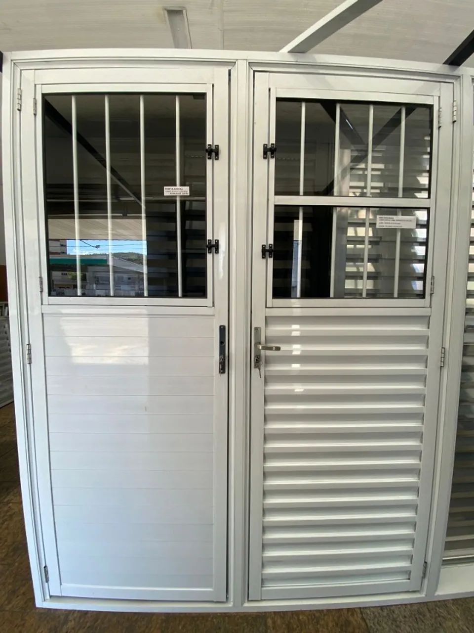 SUPER OFERTA DE PORTAS DE ALÚMINIO COM JANELA E GRADE