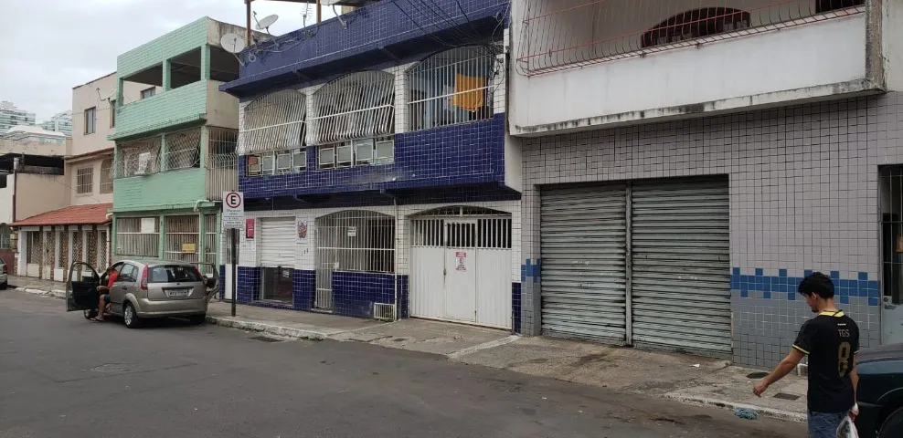 ALUGA-SE UM IMÓVEL COM 02 QUARTOS