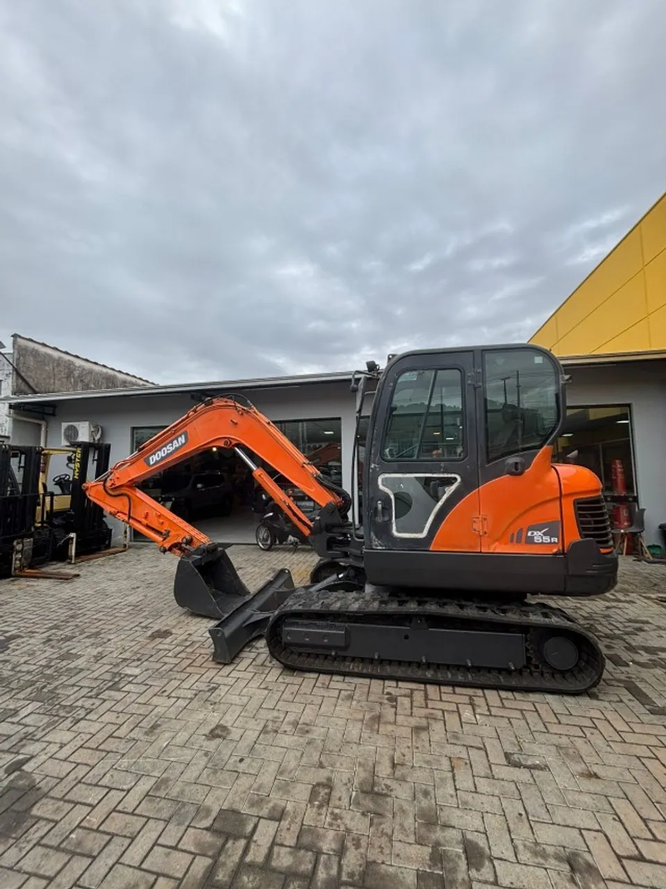 Vendo ou Troco Mini Esvacadeira Doosan 2015 com ar condicionado para 6 toneladas