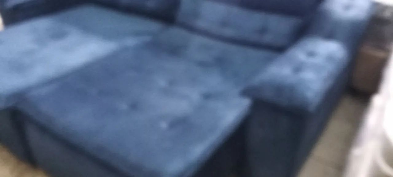 Sofá de canto azul confortável