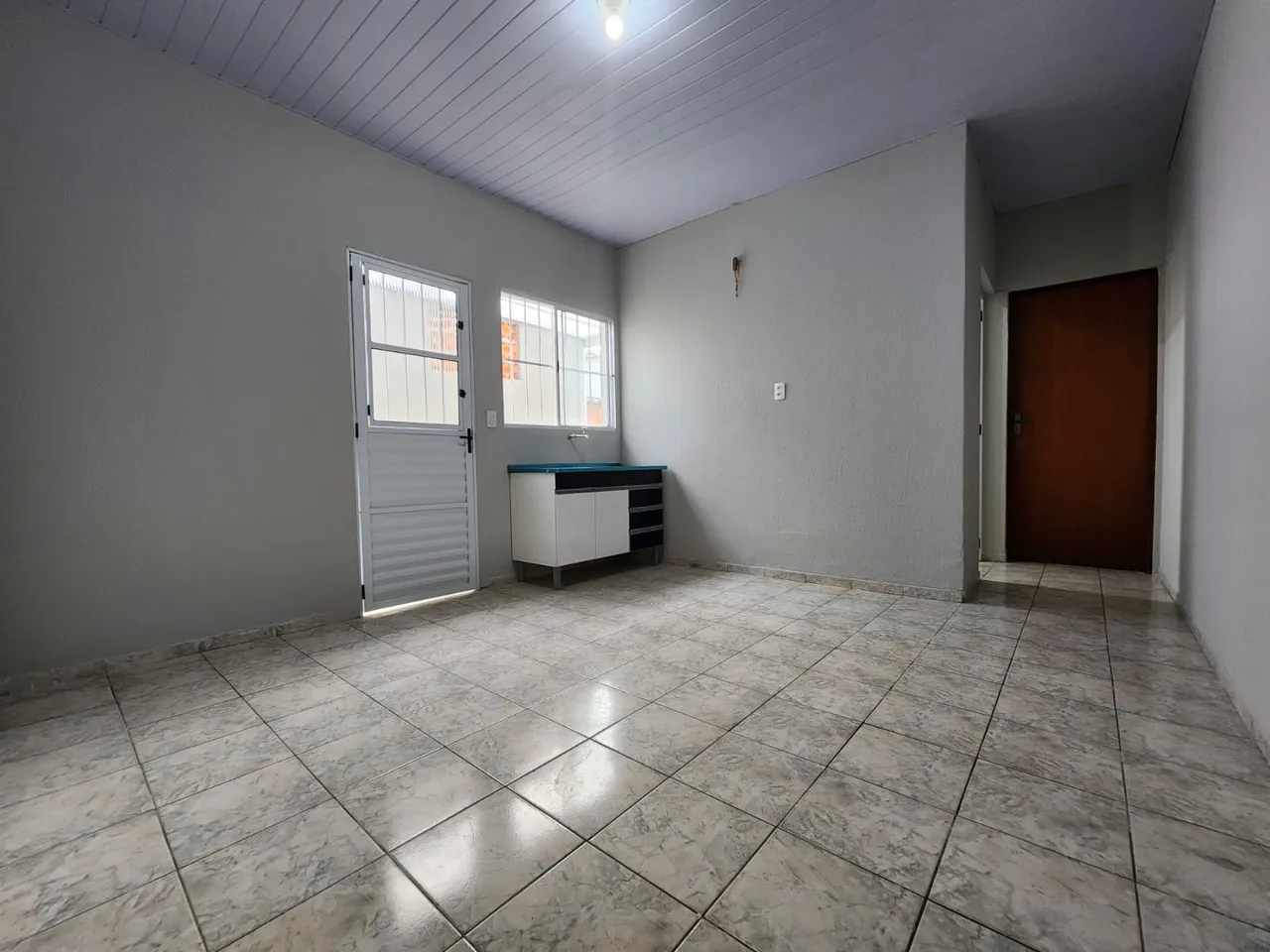 Imóvel individual para Locação com 02 dormitórios, garagem ampla. Recém reformada!