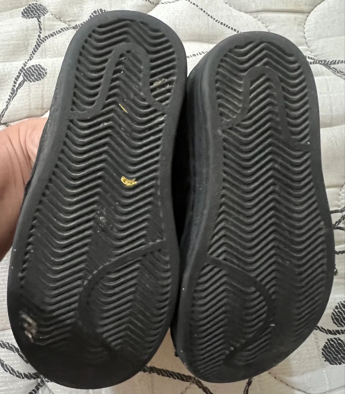 Tênis Adidas preto infantil em ótimo estado  - Foto 2