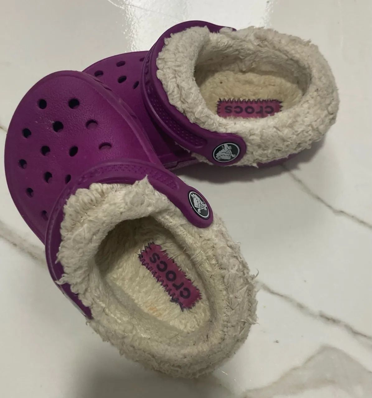 Crocs Infantil Forrada - Tamanho 24/25 - Foto 3