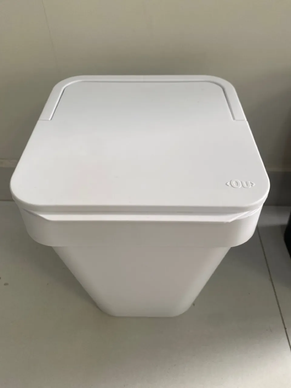 Lixeira de Banheiro Branca com Tampa