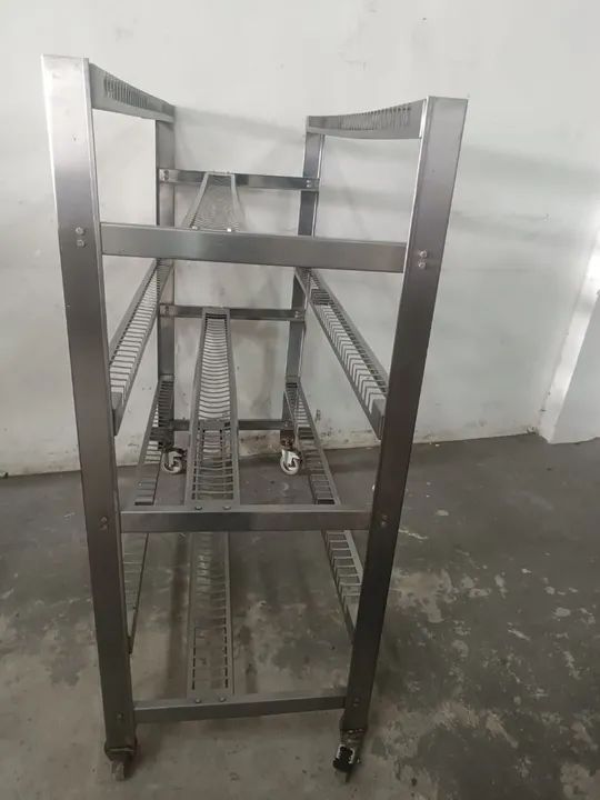 Escorredor de bandejas capacidade para 140 bandejas  todo no aço inox - Foto 3